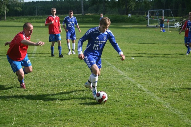 Här hängde inte Älgå-tränaren Daniel Andersson riktigt med Henrik Bôrren Magnusson, men det var ändå veteranerna som tog hem segern med 3-2.