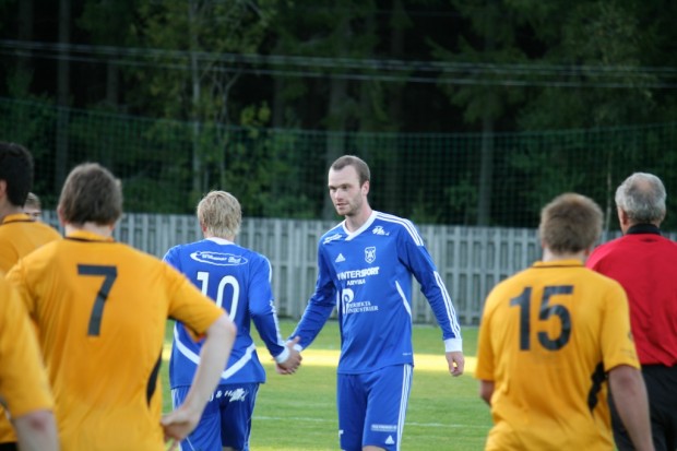 Martin Theodorsson gratuleras efter att ha bombat in 3-1 till Älgå.