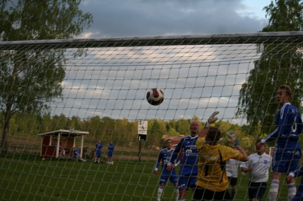 Martin Karlssons raket från mittlinjen var en kopia av förra lördagens mål i U-lagets match mot Brunskog.